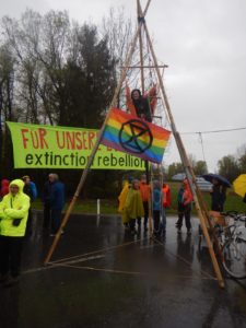 Regen und Kälte halten überzeugte Menschen nicht davon ab bei der Ried-Parade zu demonstrieren. (c) Extinction Rebellion
