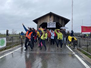 Stopp für die geplante S18 durchs Lustenauer Ried und die Tunnelspinne in Feldkirch fordern Extinction Rebellion bei Demo am 16.4.2023 (c) Mockingbird