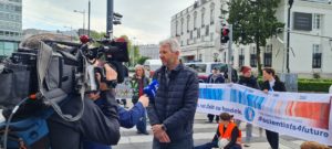Der österreichische Klimaforscher Reinhard Steurer bei einem Interview am Rande einer Protestaktion der Letzten Generation in Wien, im Mai 2023. CC BY-SA 4.0 Ki7sun3, via Wikimedia Commons
